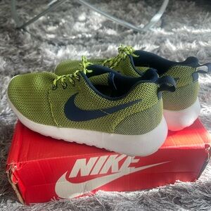 NIKE GREEN & BLUE ROSHERUN - size 7